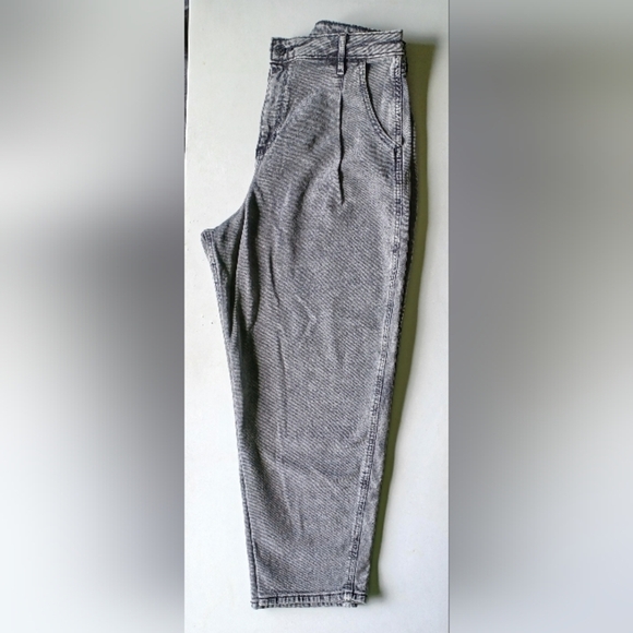 A Hollister Ultra High-rise Mom Jeans - Picture 5 of 10